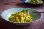 Penne se smetanovou kari omáčkou a kukuřicí 