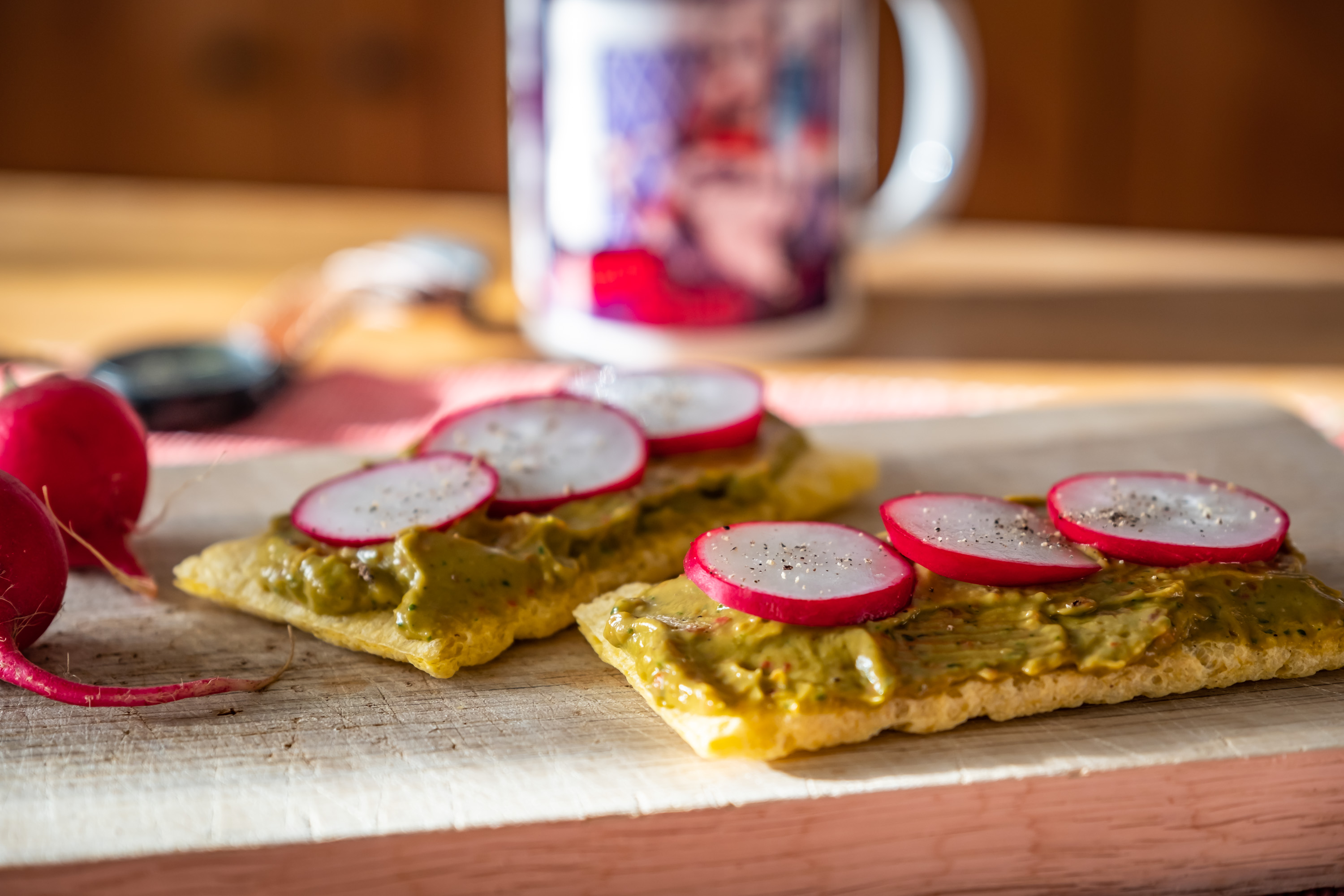 Zdravá snídaně s guacamole a ředkvičkami