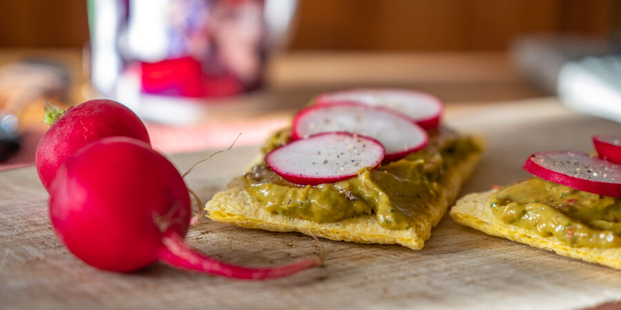 Zdravá snídaně s Guacamole a ředkvičkami