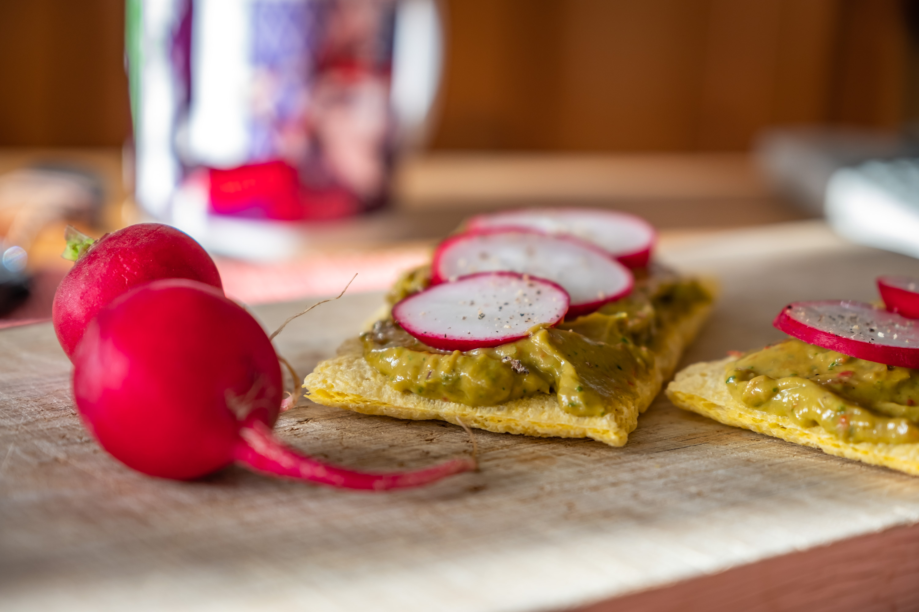 Zdravá snídaně s guacamole a ředkvičkami
