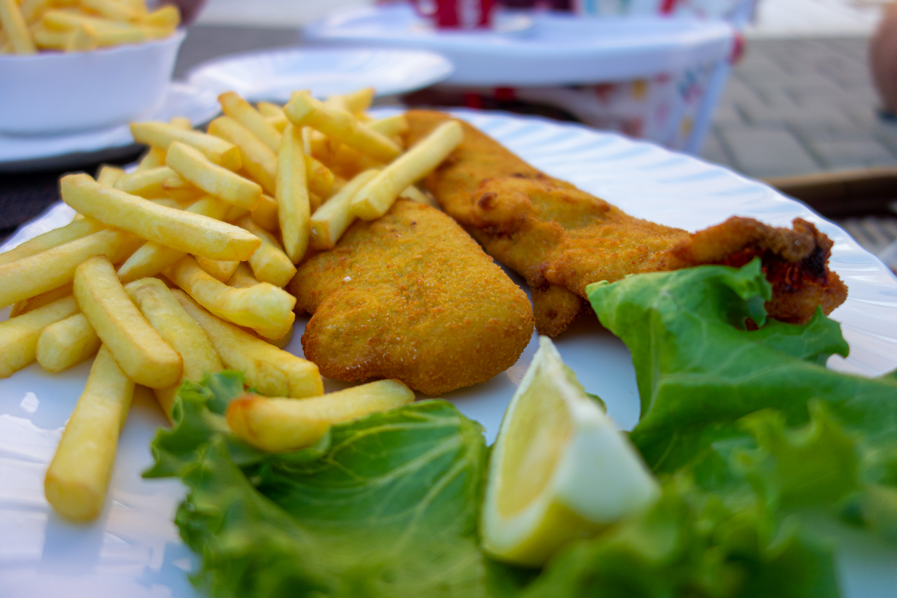 Smažená ryba v trojobalu a i v Chorvatsku tak oblíbené hranolky