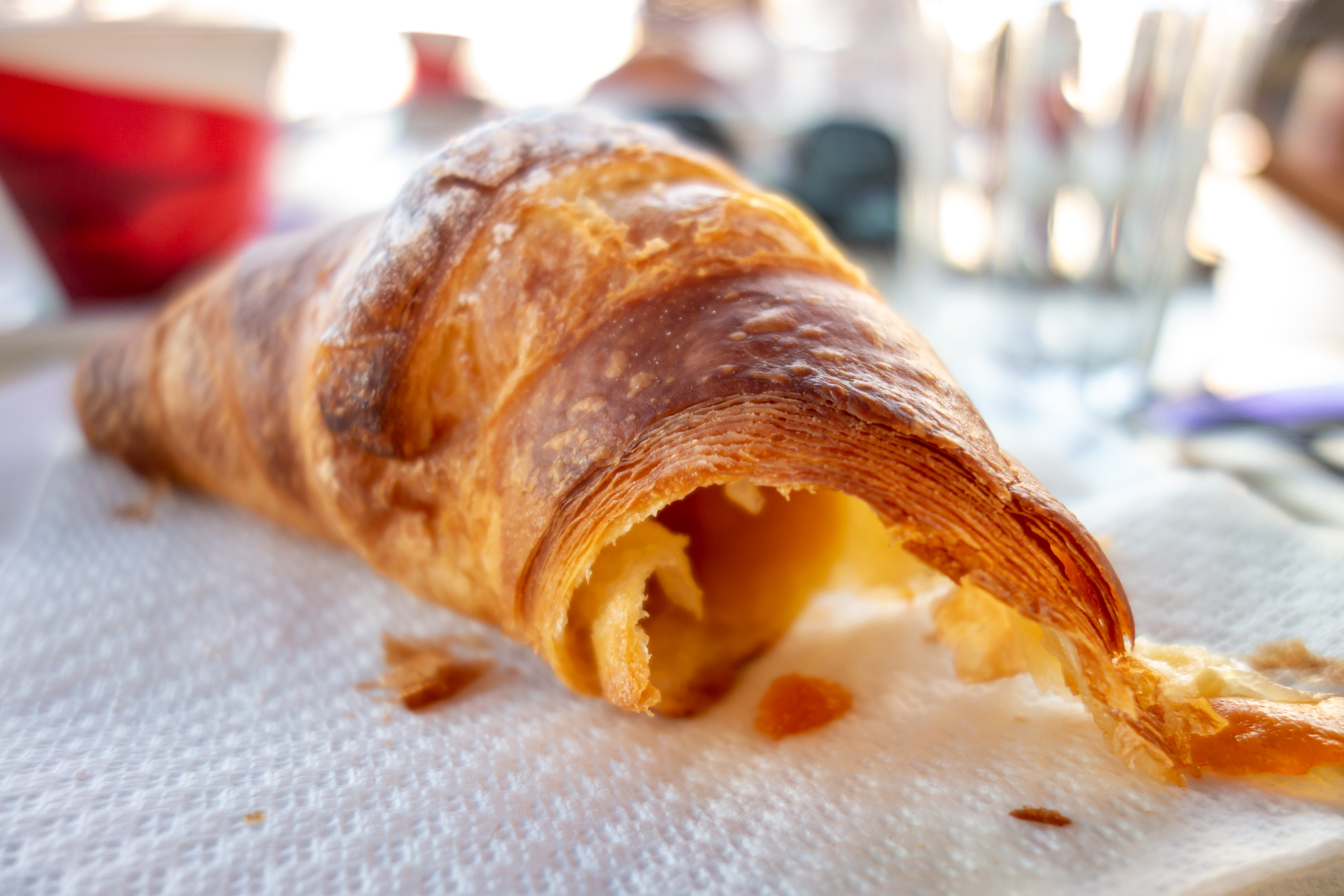Croissant k snídani je naprosto báječný a v restauraci či kavárně vám jej přinesou teplý.
