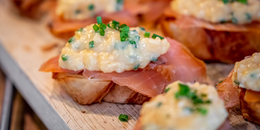 Uzený losos s vejci a croissantem