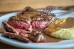 Steak z vysokého roštěnce a základní máslovou omáčkou