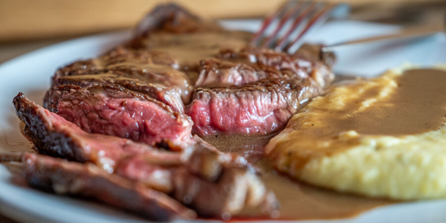 Steak z vysokého roštěnce a základní máslovou omáčkou