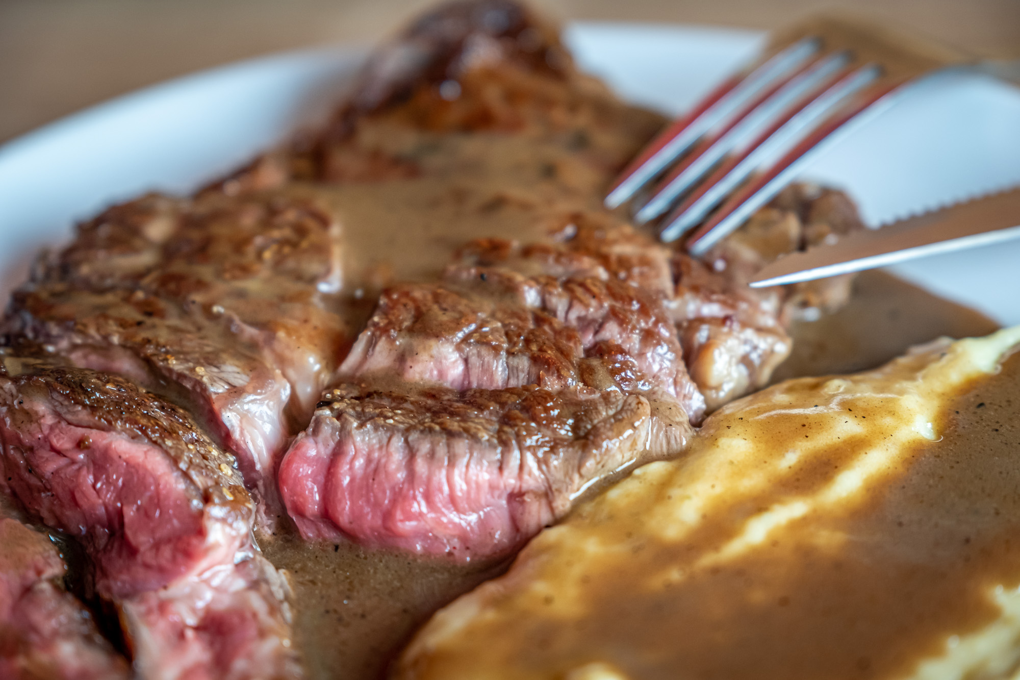 Steak z vysokého roštěnce a základní máslovou omáčkou