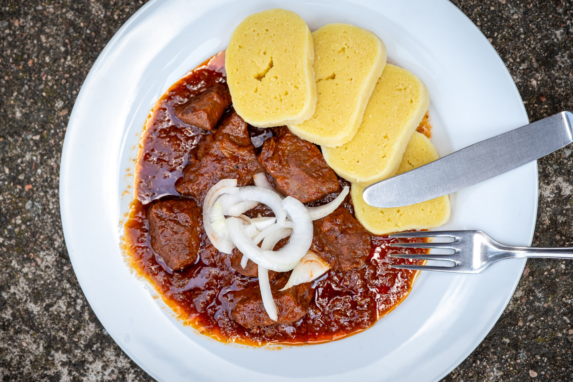 Zvěřinový guláš ze srnky s bramborovým knedlíkem