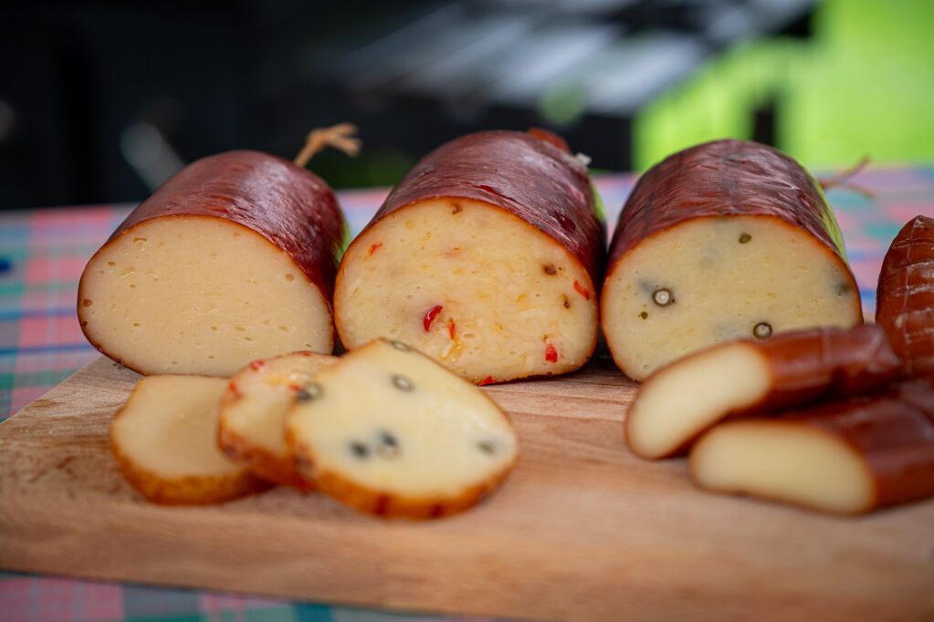 Ochucený uzený sýr v udícím obalu