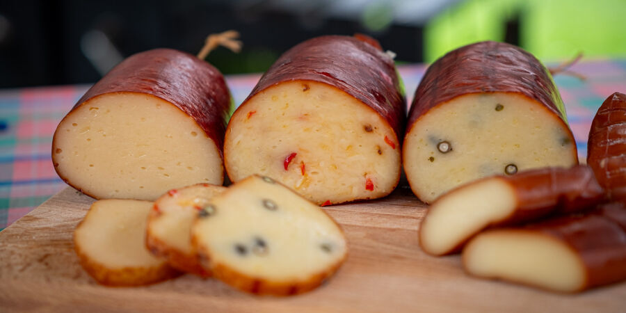 Ochucený uzený sýr v udícím obalu