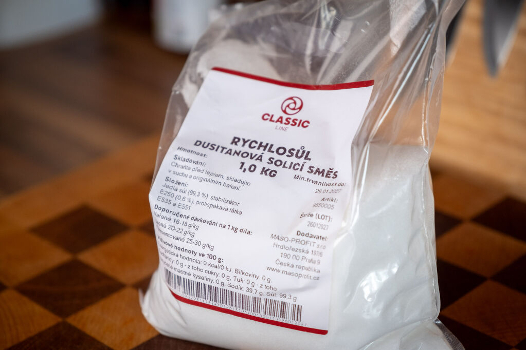 Rychlosůl nebo taky dusitanová sůl. Prodává se i pod obchodní značkou Praganda. 