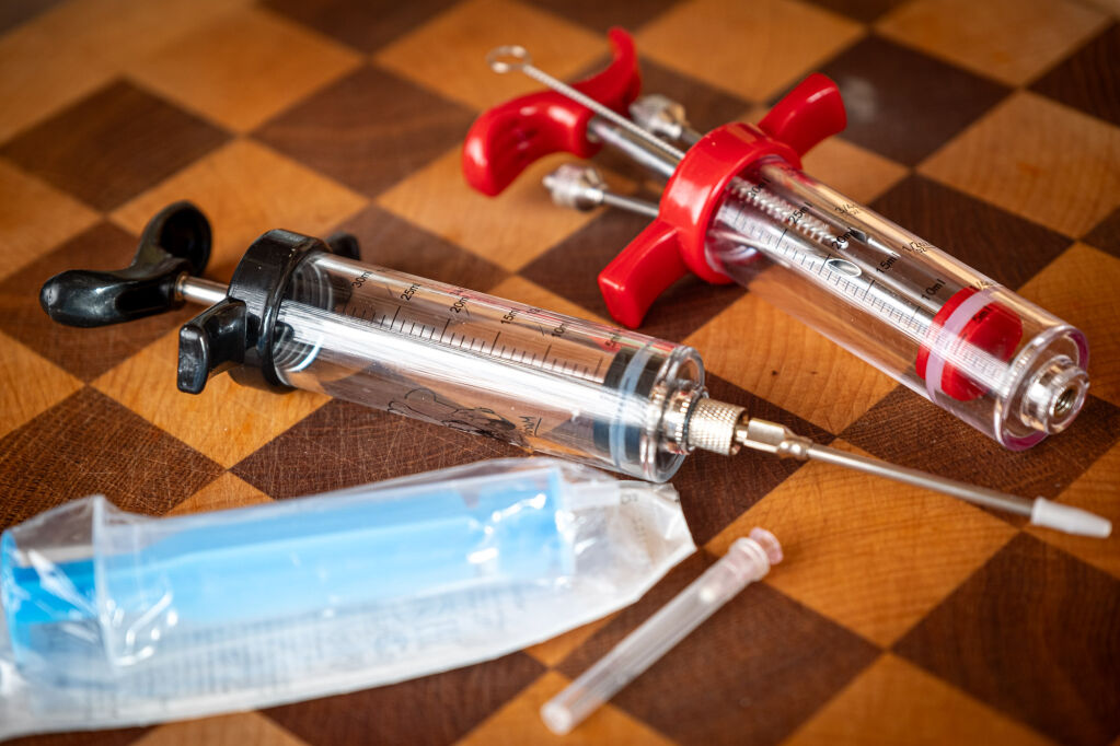 Stříkačky pro nastřikování masa solným roztokem.