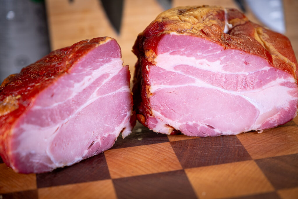 Vepřová krkovice uzená horkým kouřem v řezu