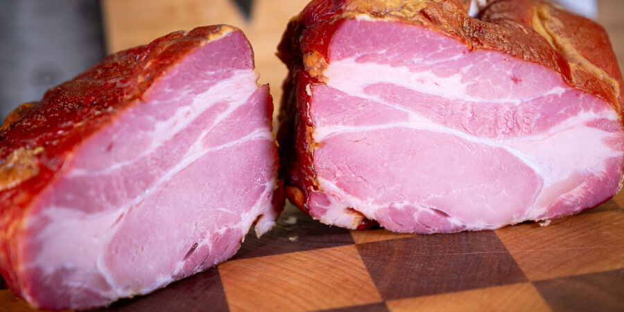 Vepřová krkovice uzená horkým kouřem v řezu