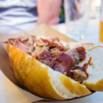 Hotdog s trhaným masem Hotdog s trhaným masem