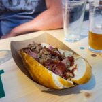 Hotdog s trhaným masem Hotdog s trhaným masem